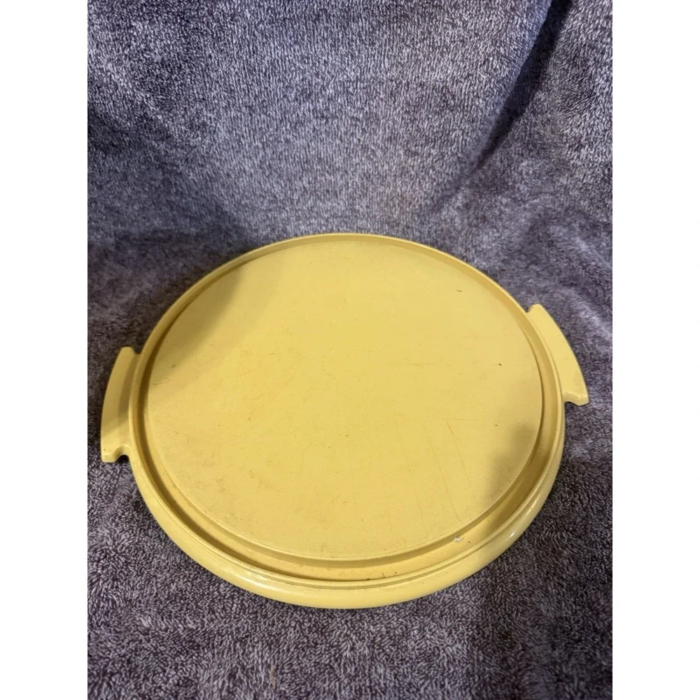 Tupperware vtg round